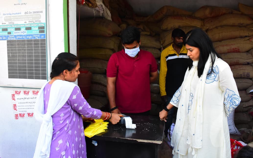 చౌక ధరల దుకాణంలో జిల్లా కలెక్టర్ ఆకస్మిక తనిఖీ  సన్నబియ్యం పంపిణీ పరిశీలన